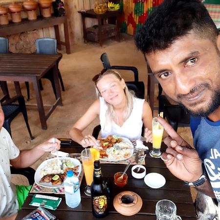 Minara Guest House Mirissa Bagian luar foto