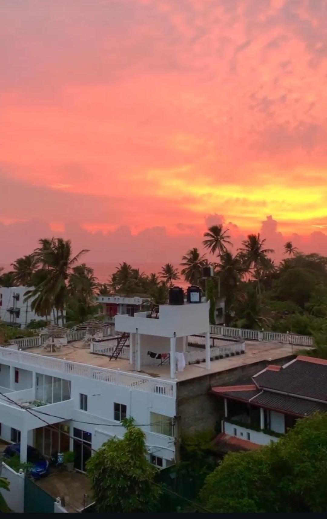 Minara Guest House Mirissa Bagian luar foto